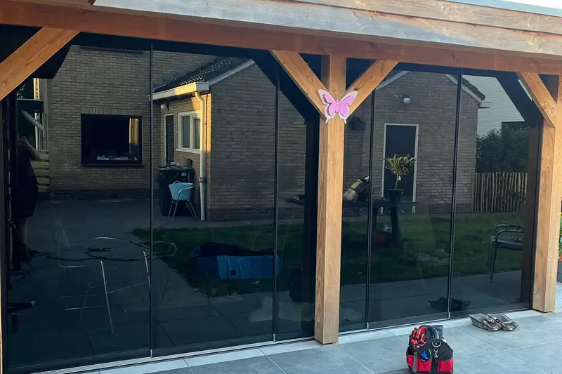 Van grondwerk tot glazen schuifwand