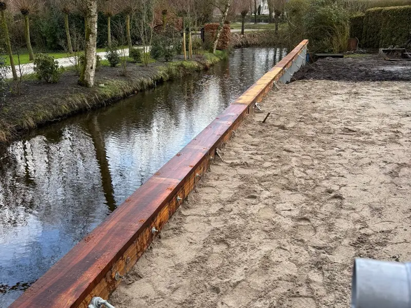 Beschoeiing aan de waterkant